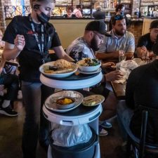 Los robots meseros en los restaurantes