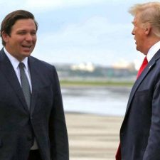 El duelo Trump vs. DeSantis sobre quién es más cruel con los indocumentados